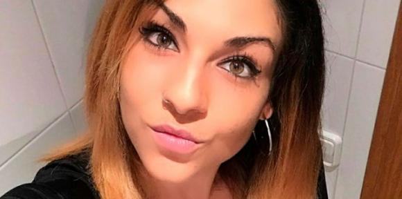 Lui la lascia, lei gli chiede un ultimo bacio e in quel momento gli strappa la lingua a morsi