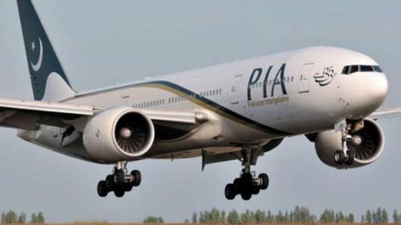 Apre il portellone dell’aereo facendo attivare i sistemi di sicurezza: “Credevo fosse il bagno”