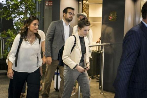 Amanda Knox a Milano per la prima volta dopo l’assoluzione. Accerchiata dai giornalisti: “Sono una donna libera”