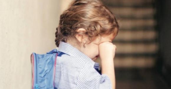 I suoi alunni non le fanno il regalo di fine anno: la maestra li sgrida fino a farli piangere