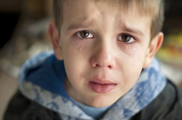 I suoi alunni non le fanno il regalo di fine anno: la maestra li sgrida fino a farli piangere
