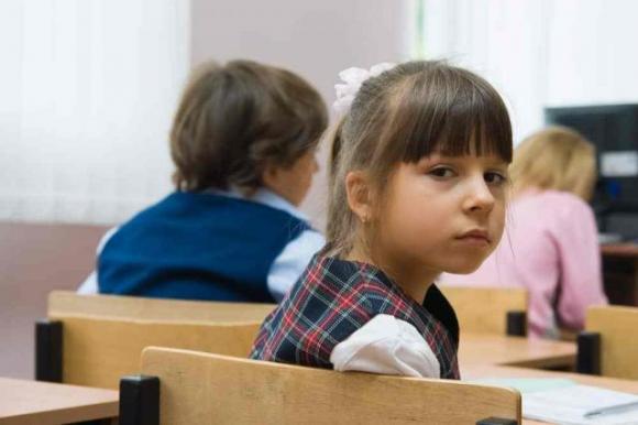 I suoi alunni non le fanno il regalo di fine anno: la maestra li sgrida fino a farli piangere