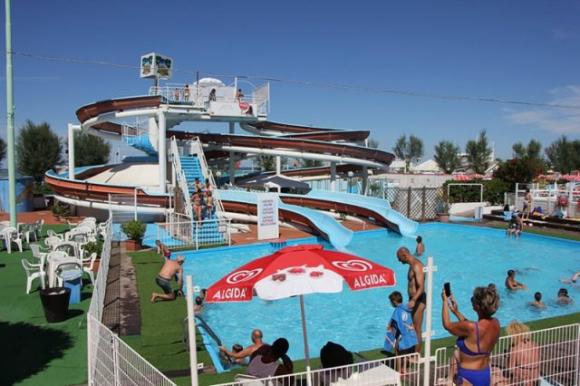 Bimbo morto a Mirabilandia, aveva solo 4 anni: “È caduto in piscina, forse attratto dalla baby dance”