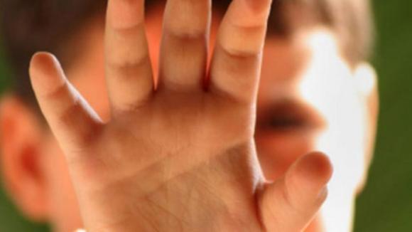 Scosse elettriche e lavaggi del cervello su bambini: il business choc scoperto dai carabinieri