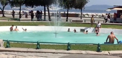 Villa comunale di Napoli, fontana pubblica usata come piscina