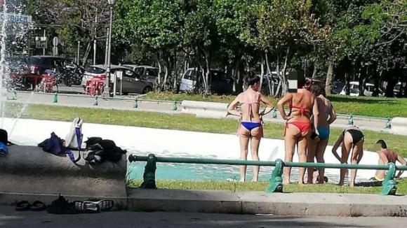 Villa comunale di Napoli, fontana pubblica usata come piscina