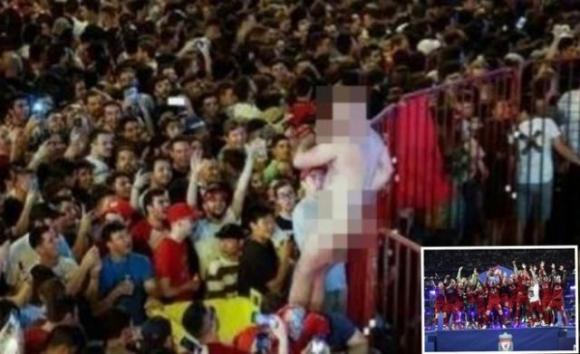 Tifoso del Liverpool in finale esagera nei festeggiamenti