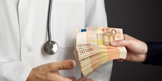 “I malati di tumore mandali a pagamento da me”, medico prova a corrompere un collega: sospeso