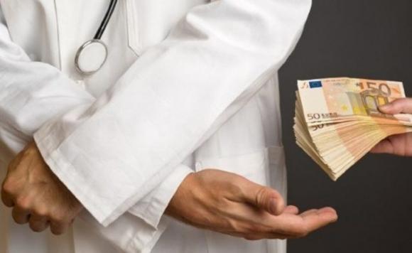 “I malati di tumore mandali a pagamento da me”, medico prova a corrompere un collega: sospeso