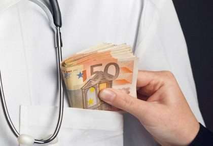 “I malati di tumore mandali a pagamento da me”, medico prova a corrompere un collega: sospeso