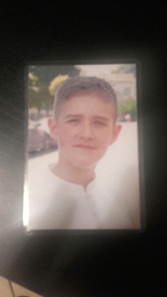 Perde lo smartphone con le foto di suo figlio morto a 13 anni: “Aiutatemi a ritrovarlo”
