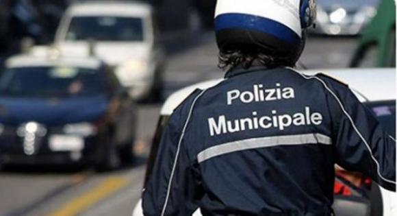 Villa comunale di Napoli, fontana pubblica usata come piscina
