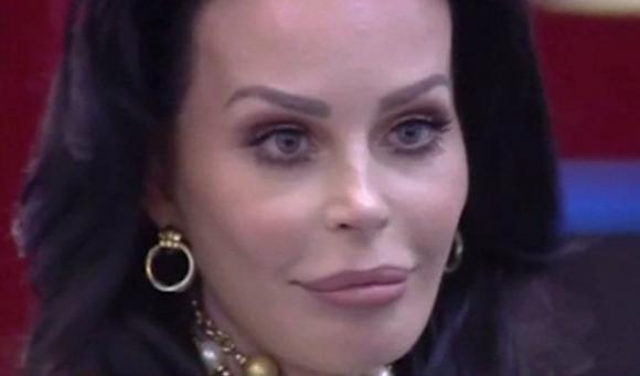 Nina Moric rovinata da un parrucchiere: costretta a rivolgersi ad un esperto