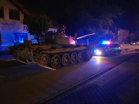 Polonia, ubriaco ruba carro armato e decide di invadere un paesino
