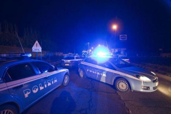 Rimini: scrive “sbirri morti” su un muro ma non vede la volante ferma dietro di lui