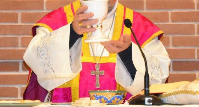 Il parroco si accascia dopo aver bevuto dal calice: ipotesi avvelenamento da candeggina