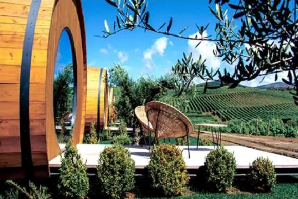 Vacanze da sogno: la tenuta vinicola dove puoi soggiornare in una botte e bere tutto il vino che vuoi