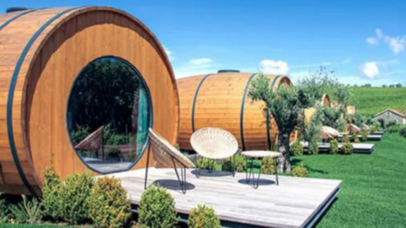 Vacanze da sogno: la tenuta vinicola dove puoi soggiornare in una botte e bere tutto il vino che vuoi