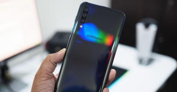 Perde lo smartphone con le foto di suo figlio morto a 13 anni: “Aiutatemi a ritrovarlo”