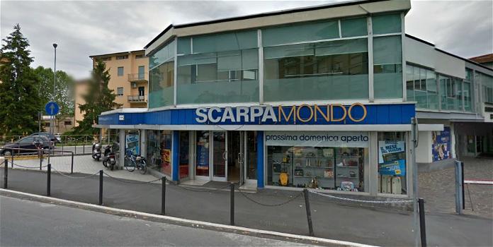 Con addosso la maglia della Juventus ruba nel negozio Scarpamondo a Livorno