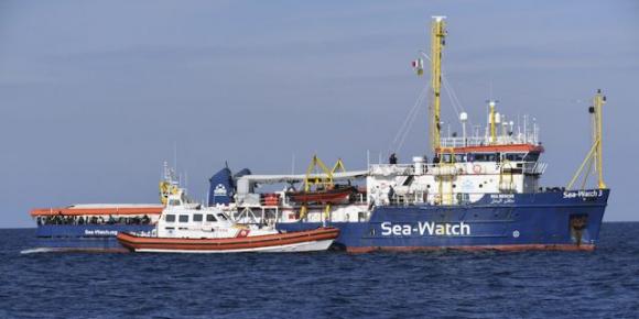 Sea Watch 3, Carola Rackete: “Chiedo scusa agli agenti, dovevo attraccare. A bordo atti di autolesionismo”