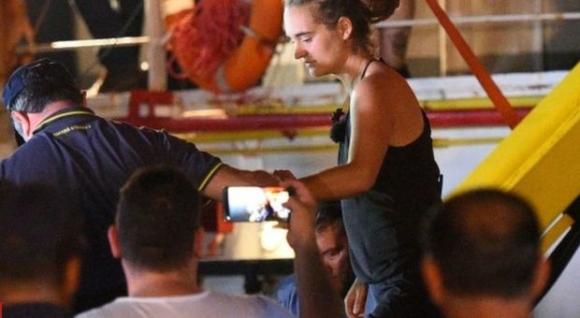 Sea Watch 3, Carola Rackete: “Chiedo scusa agli agenti, dovevo attraccare. A bordo atti di autolesionismo”