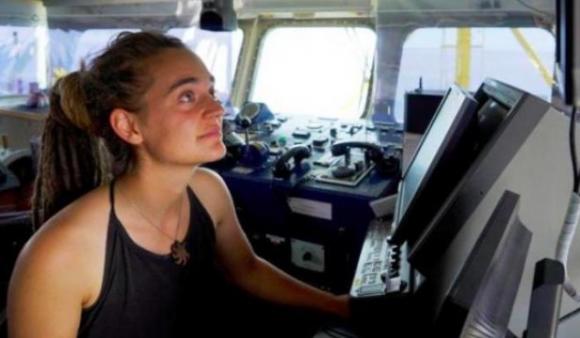 Sea Watch 3, Carola Rackete: “Chiedo scusa agli agenti, dovevo attraccare. A bordo atti di autolesionismo”