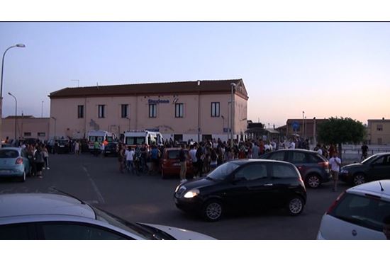 Tragedia in Sardegna: 15enne attraversa i binari e muore