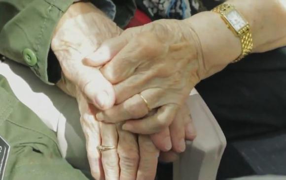 Veterano della Seconda Guerra Mondiale ritrova la ragazza di cui si era innamorato sul fronte 75 anni fa