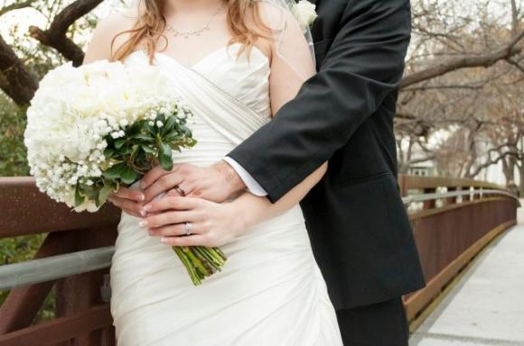 Il cognato fa una battuta sul vestito della sposa e il matrimonio finisce in rissa: carabinieri e ambulanze sul posto