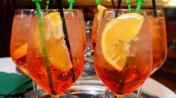 “L’alcol aumenta il rischio di tumore al seno”, sostiene una ricerca. Poche persone lo sanno