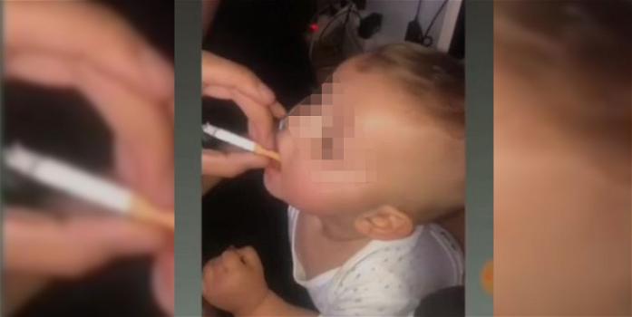 Fa fumare il figlio di 11 mesi e pubblica il video su Instagram: madre sommersa di insulti