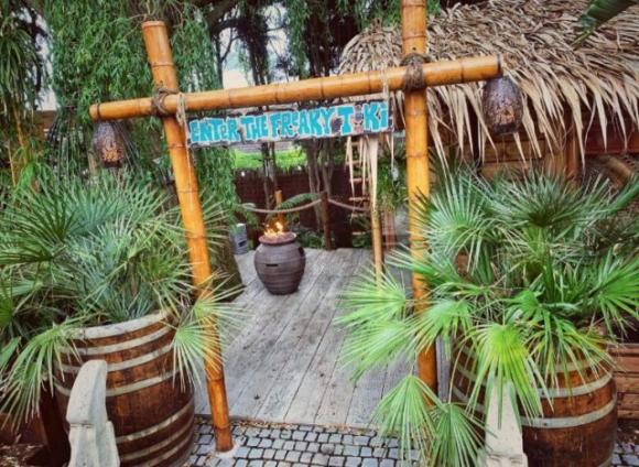 Non può regalare una vacanza alla moglie e così trasforma il suo giardino in un paradiso
