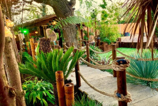 Non può regalare una vacanza alla moglie e così trasforma il suo giardino in un paradiso