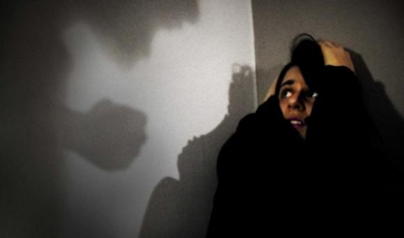 Picchiava con un bastone la moglie incinta: la vittima trova il coraggio e lo fa arrestare