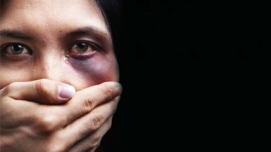 Picchiava con un bastone la moglie incinta: la vittima trova il coraggio e lo fa arrestare