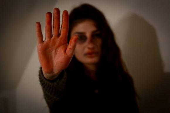 Picchiava con un bastone la moglie incinta: la vittima trova il coraggio e lo fa arrestare