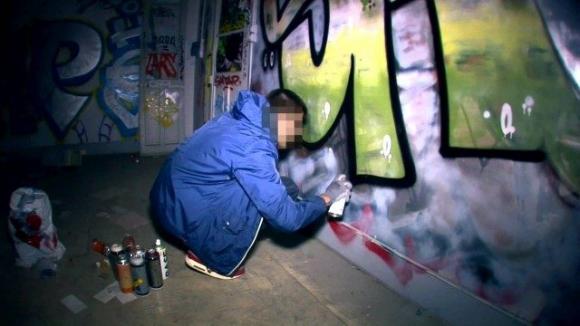 Rimini: scrive “sbirri morti” su un muro ma non vede la volante ferma dietro di lui