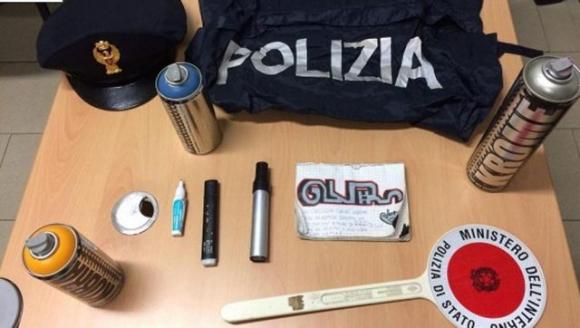 Rimini: scrive “sbirri morti” su un muro ma non vede la volante ferma dietro di lui