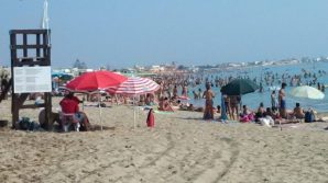Jesolo, baby gang semina il panico in spiaggia: bagnini aggrediti e finiti in ospedale