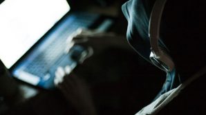 Sindrome di Hikikomori, la madre cerca di distoglierlo dall’isolamento e lui si butta dal quinto piano