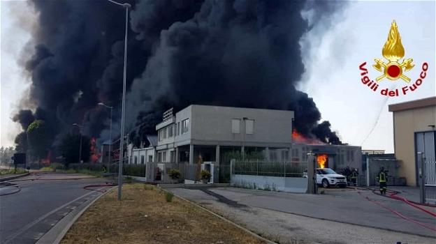 Vicenza, incendio di Isello Vernici: la nube nera è carica di benzene