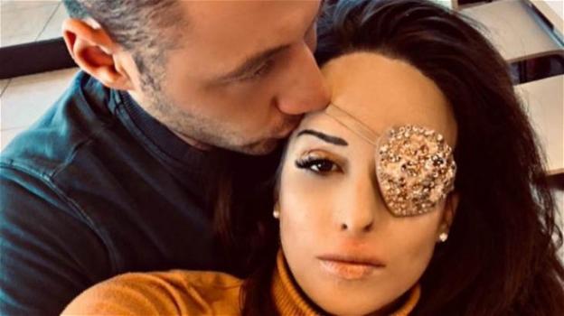 Gessica Notaro pubblica un selfie con il fidanzato bendato e annuncia una bellissima notizia