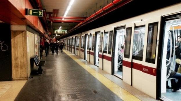 Roma, un passeggero si siede sulla panchina della metro e rimane ustionato