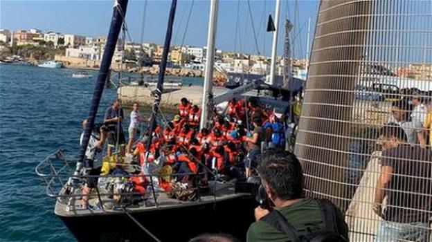 La nave Alex attracca a Lampedusa con 41 migranti che, dopo ore, non scendono. Matteo Salvini accusato di sequestro di persona