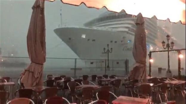 Venezia, momenti di paura: una nave da crociera è sbandata verso la banchina nel bacino di San Marco