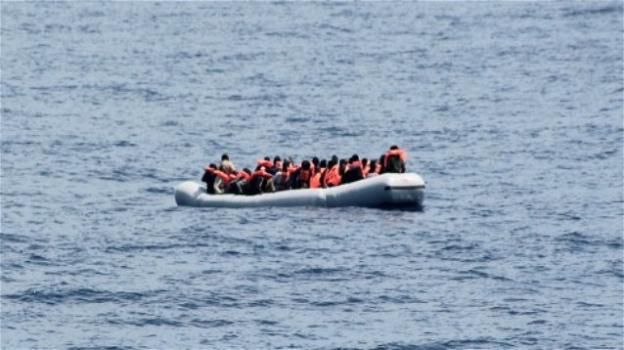 Scacco matto agli scafisti: i libici intercettano un gommone con 60 migranti