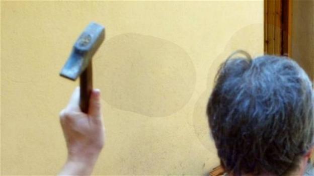 Pesaro Urbino, aggredisce la moglie a martellate: nascosto a casa dell’amico, tenta la fuga dalla finestra