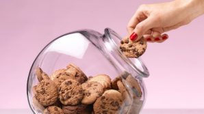 Mangiare biscotti diventa una professione