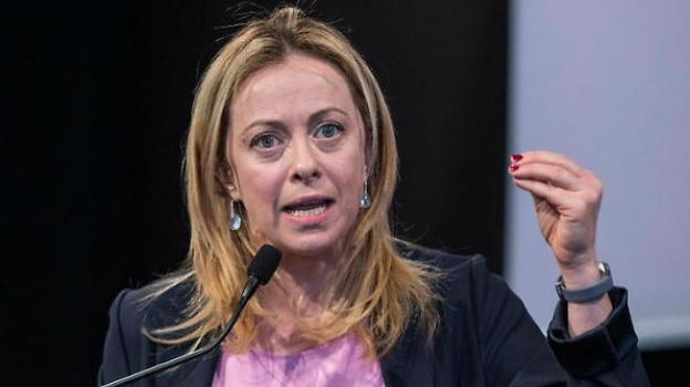 Carola Rackete premiata in Francia, la rabbia di Giorgia Meloni: "vergogna francese"